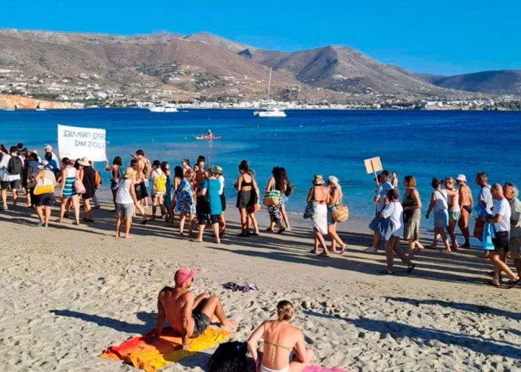 Το «Κίνημα της Πετσέτας» που διεκδικεί ελεύθερες παραλίες εξαπλώνεται – Και στην Ηλεία;