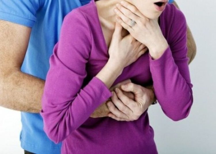 Πνιγμός: Μαθαίνουμε τη λαβή που μπορεί να σώσει τη ζωή σε ενήλικες & παιδιά