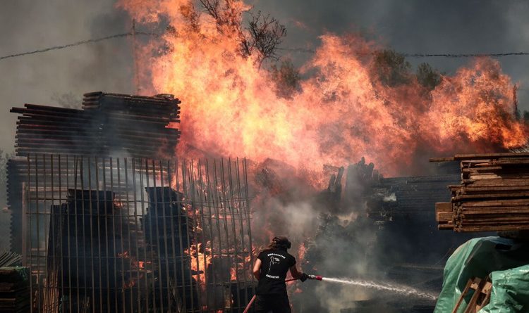 Φωτιά στην Πάρνηθα: Καίγονται σπίτια-Εκκενώνονται 3 οικισμοί