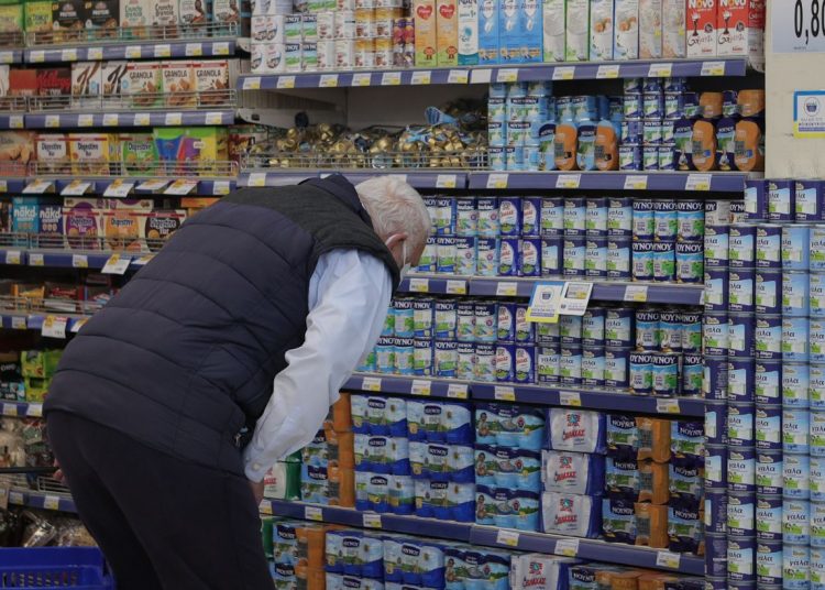 Σοκάρουν ξανά οι τεράστιες νέες αυξήσεις στα τρόφιμα και τη βενζίνη