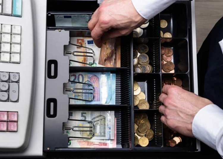 Φοροδιαφυγή: Τσουχτερά πρόστιμα για πειραγμένες ταμειακές μηχανές