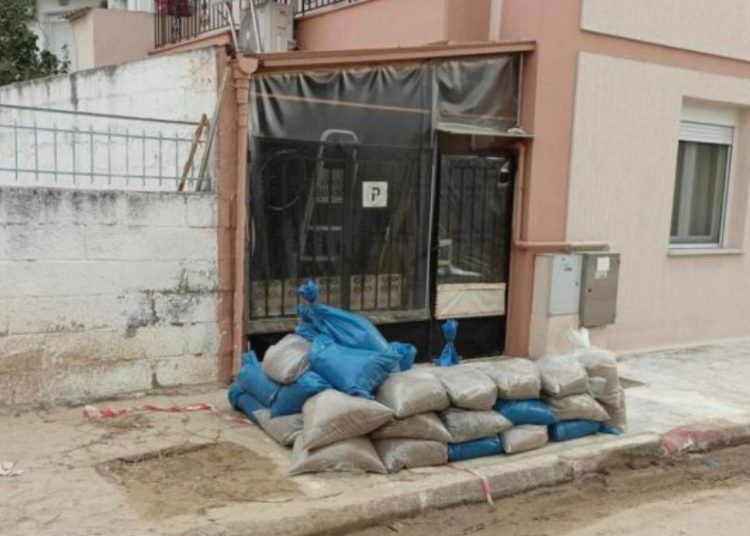 Βόλος: Οι κάτοικοι μετατρέπουν τα σπίτια τους σε «φρούρια» εν όψει της νέας κακοκαιρίας