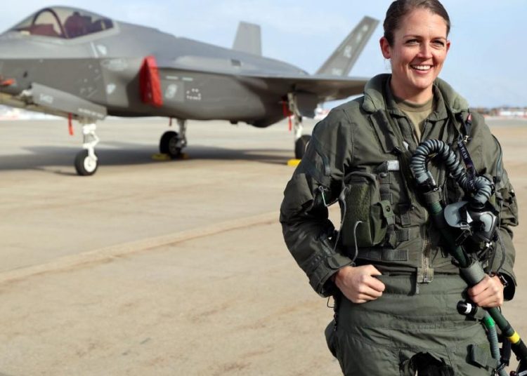 H γυναίκα πιλότος που θα φέρει το F-35 στους ελληνικούς ουρανούς