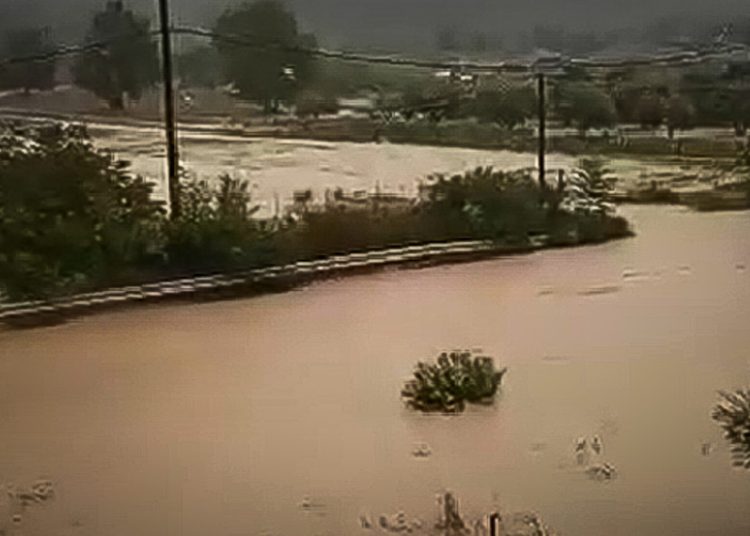 Κακοκαιρία Elias: Κάτοικοι στην Εύβοια ανέβηκαν στις ταράτσες για να σωθούν