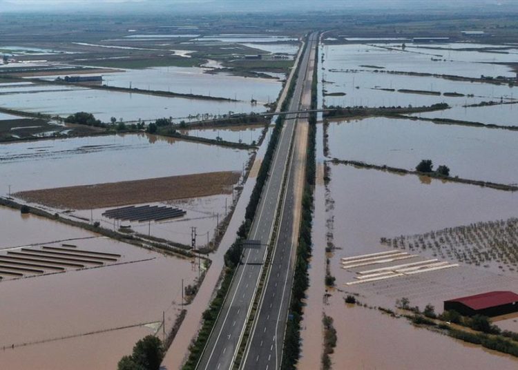 Παραμένει κομμένη στα δύο η χώρα – Δεν υποχώρησαν τα νερά στην Εθνική Οδό -Μεγάλη η καταστροφή στον σιδηρόδρομο