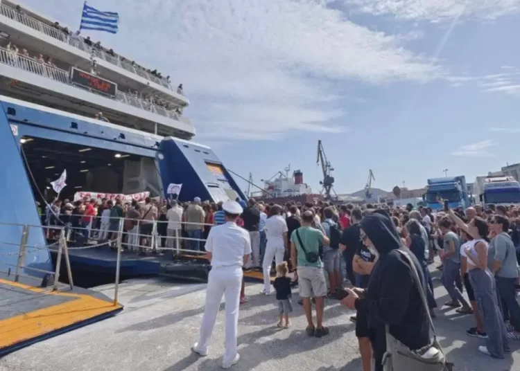 Blue Horizon: Πολίτες μπήκαν σε πλοίο της Blue Star στη Σύρο για να διαμαρτυρηθούν για τη δολοφονία του Αντώνη