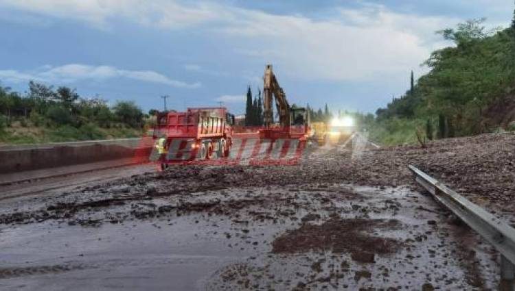 Κακοκαιρία Elias: Έκλεισε η εθνική Πατρών-Κορίνθου λόγω κατολίσθησης στο Αίγιο-Ζημιές από τεράστιο χαλάζι σε αυτοκίνητα