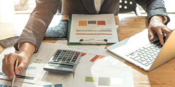 Ελεύθεροι επαγγελματίες: Αύξηση φορολογικών συντελεστών και «κόφτης» στις δαπάνες