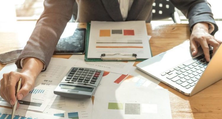 Ελεύθεροι επαγγελματίες: Αύξηση φορολογικών συντελεστών και «κόφτης» στις δαπάνες