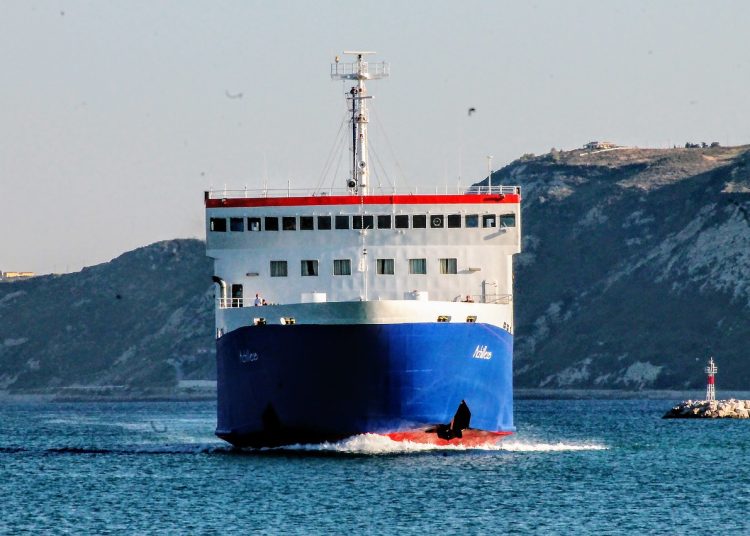 “Ξέμεινε” ανοικτά της Πάτρας πλοίο με 246 επιβάτες που πήγαινε Ιταλία