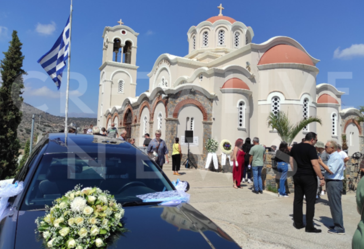 Κατέρρευσαν οι συγγενείς στην κηδεία του Αντώνη που δολοφονήθηκε στο λιμάνι Πειραιά