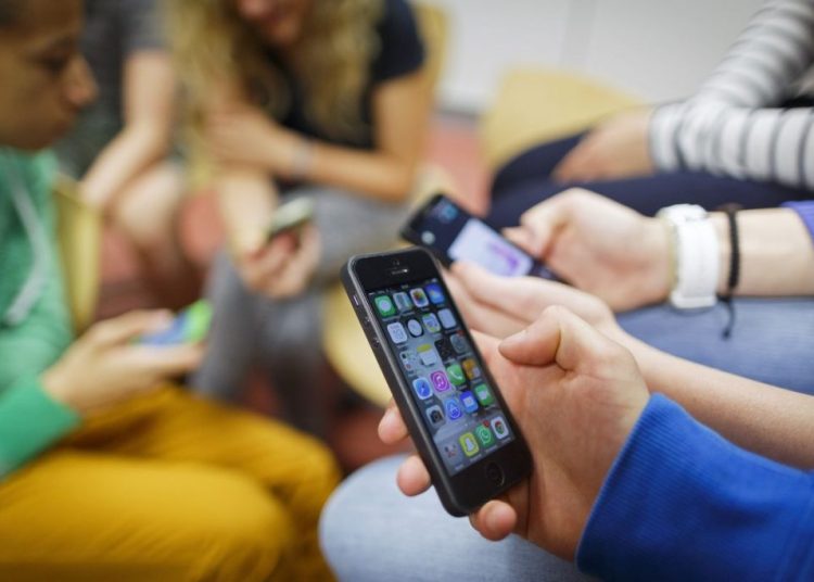 Γιατί ο κόσμος δεν αγοράζει πια κινητά-Η Ευρώπη σε χαμηλές πωλήσεις