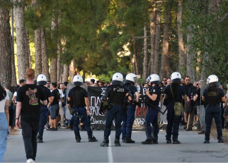 Θεσσαλία: Επεισόδια κατά την άφιξη Μητσοτάκη – Χρήση χημικών από τα ΜΑΤ στους πολίτες