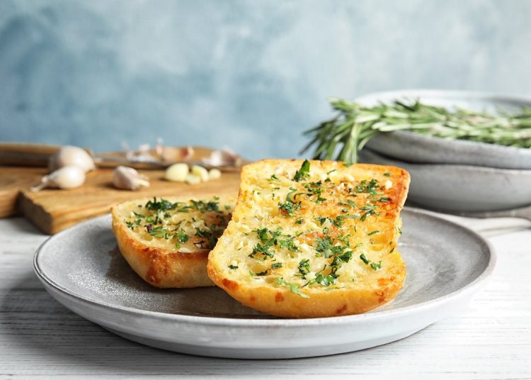 Φτιάχνουμε το νοστιμότερο σκορδόψωμο