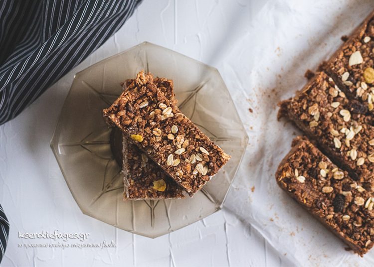 Πώς να φτιάξετε εύκολες μπάρες για πρωινό με μόλις 4 υλικά