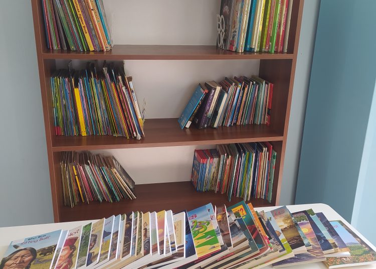 Βιβλιοθήκη Πύργου: Δώρισε αγγλικά βιβλία στο 2ο Δημοτικό Πύργου