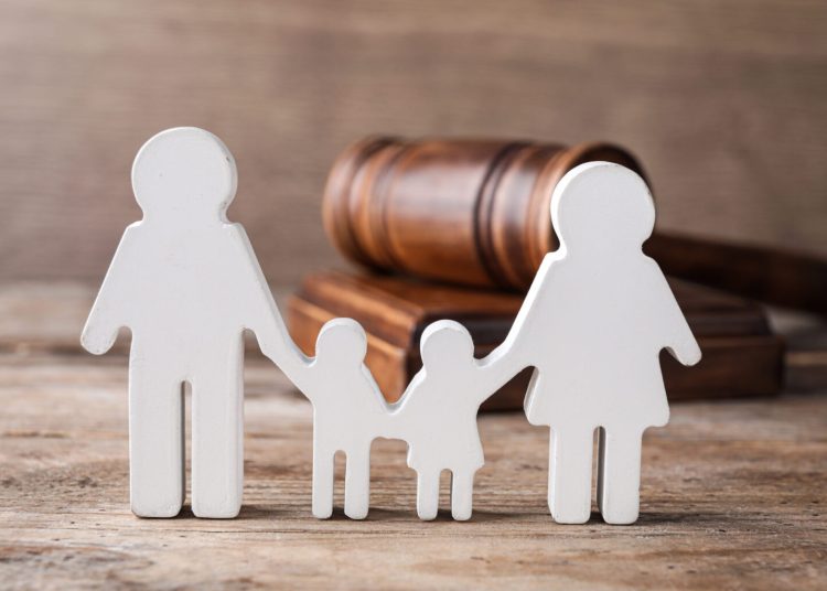 Οικογενειακό δίκαιο: Στον πατέρα η επιμέλεια παιδιών όταν τον κατηγορεί άδικα η μητέρα