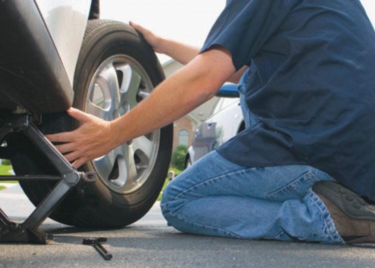 Πάτρα: Πήγε να αλλάξει λάστιχο και τον πλάκωσε το αμάξι
