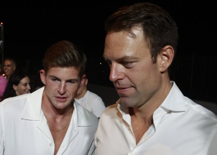 Στέφανος Κασσελάκης: Σήμερα ο γάμος με τον σύντροφό του Τάιλερ στη Νέα Υόρκη