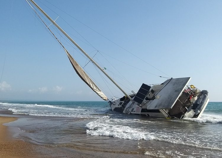 Θίνες: Δουλεμπορικό ιστιοφόρο ξεβράστηκε στην ακτή