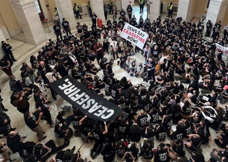 ΗΠΑ: Εκατοντάδες Αμερικανοεβραίοι εισέβαλαν στο Καπιτώλιο – «Κατάπαυση πυρός στη Γάζα, τώρα»