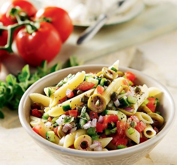 Η χωριάτικη αλλιώς: με κοτόπουλο και ζυμαρικά