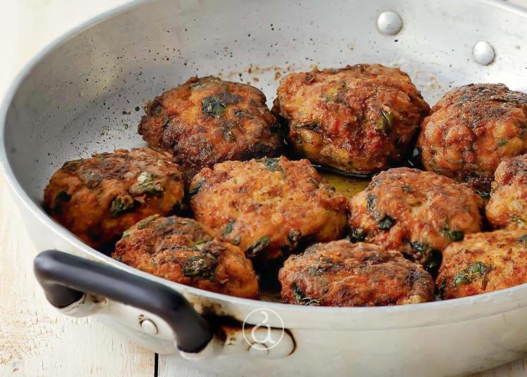 Κεφτεδάκια με δυόσμο και τζατζίκι μυρωδικών