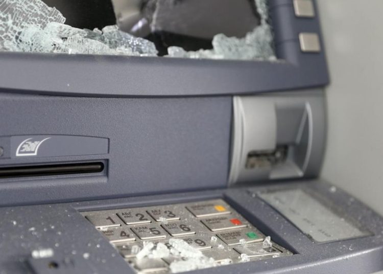 Ανδραβίδα: Ανατίναξαν ΑΤΜ για να κλέψουν χρήματα αλλά δεν τα κατάφεραν-Άφησαν καμένο το όχημά τους και έφυγαν