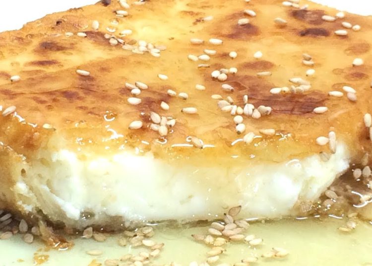 Κεφαλοτύρι με σουσάμι και σάλτσα μελιού