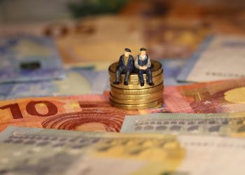 Πριν από την παρέλαση της 28ης η καταβολή των συντάξεων – Πότε θα πληρωθούν τα επιδόματα