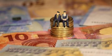 Πριν από την παρέλαση της 28ης η καταβολή των συντάξεων – Πότε θα πληρωθούν τα επιδόματα