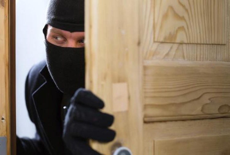 Ελλάδα: Γύρισαν στο σπίτι τους και βρήκαν μέσα τους διαρρήκτες