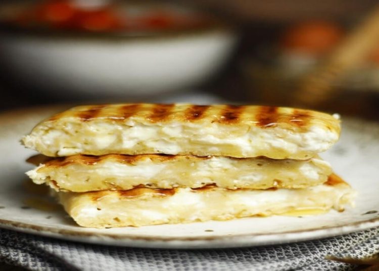 Πώς να φτιάξετε την τυρόπιτα της τοστιέρας