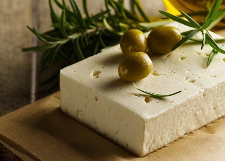 Δεν τρώνε πια φέτα οι Έλληνες λόγω ακρίβειας