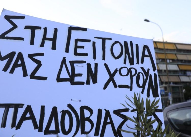 Υπόθεση Κολωνού: Η μάνα έστελνε γυμνές φωτογραφίες της 12χρονης στους πελάτες