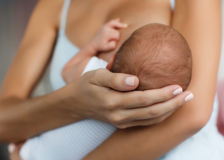 Ελλάδα: Μόλις 1 στα 2 μωρά θηλάζει την πρώτη εβδομάδα