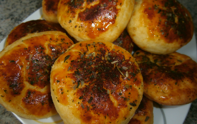 Πίτες γιαουρτιού με σκορδόλαδο