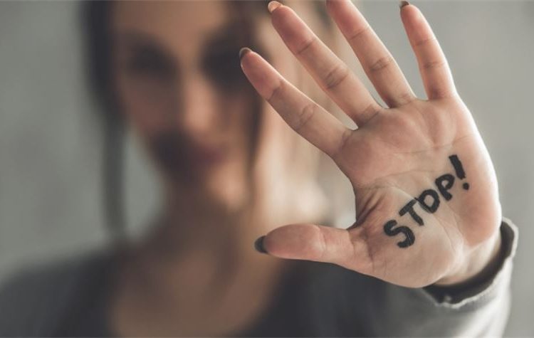 Βία κατά γυναικών: Μεγάλα ποσοστά στη Δυτική Ελλάδα-Στα ύψη και η ενδοοικογενειακή βία