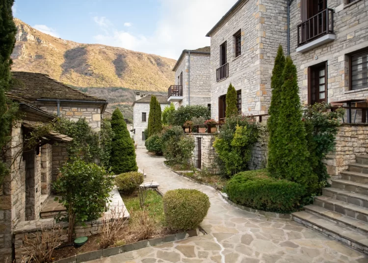 10 ξενοδοχεία-προορισμοί στην καρδιά της ελληνικής φύσης