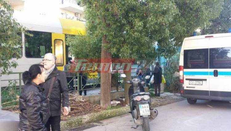 Πάτρα: Οδηγός ΙΧ εγκλωβίστηκε σε μπάρες & συγκρούστηκε με τρένο!