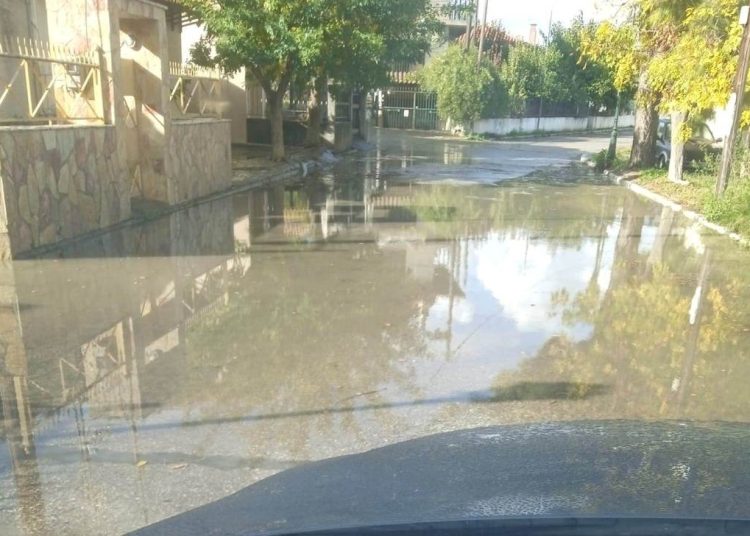 ΑΜΠΕΛΩΝΑΣ: Λίμνη από βουλωμένο υπόνομο, στο κεντρικό δρόμο του χωριού