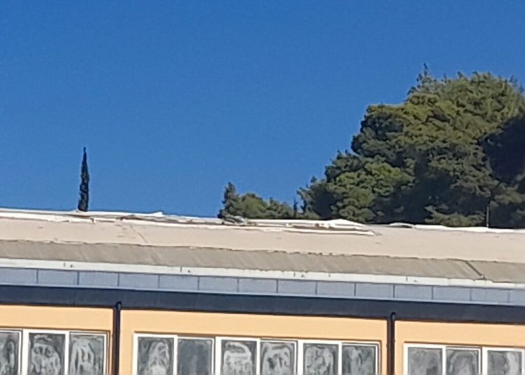 Κρέστενα: Ζημιές από ανεμοστρόβιλο στο κλειστό γυμναστήριο