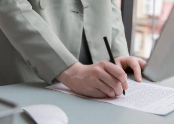 Δημόσιο-προσλήψεις 2024: Πόσες θέσεις θα ανοίξουν για μόνιμους & συμβασιούχους