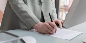 Δημόσιο-προσλήψεις 2024: Πόσες θέσεις θα ανοίξουν για μόνιμους & συμβασιούχους