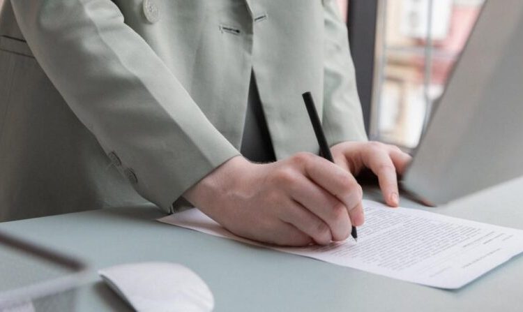 Δημόσιο-προσλήψεις 2024: Πόσες θέσεις θα ανοίξουν για μόνιμους & συμβασιούχους