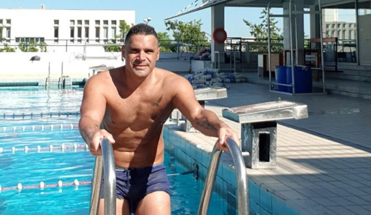 Έλληνας αθλητής με προβλήματα όρασης διασχίζει το Αιγαίο κολυμπώντας