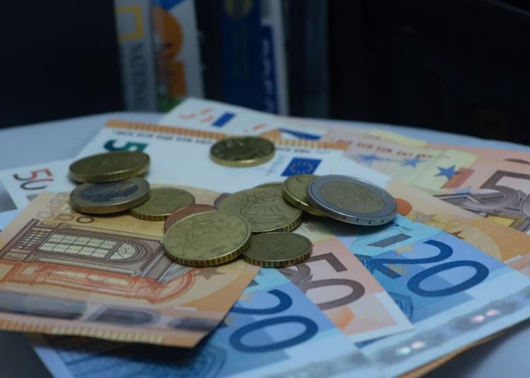 Ελεύθεροι επαγγελματίες: Κόβονται παροχές όπως το επίδομα παιδιού