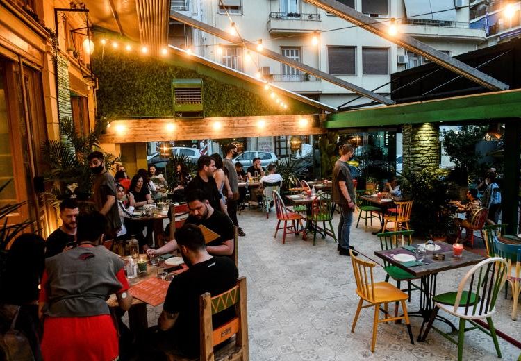 Εστίαση: Νέες αυξήσεις σε αναψυκτικά και μπύρες στο τραπέζι