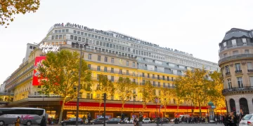 O γιορτινός στολισμός των διάσημων πολυκαταστημάτων του Παρισιού