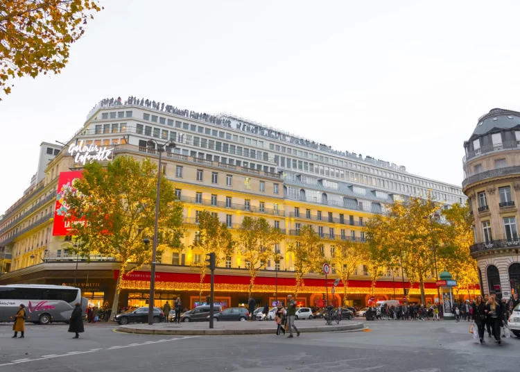 O γιορτινός στολισμός των διάσημων πολυκαταστημάτων του Παρισιού